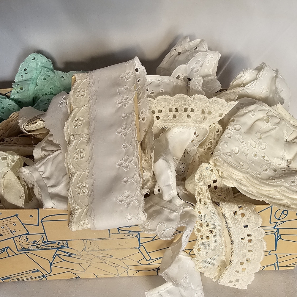 Vintage Eyelet Trim Collection - Picture 8 of 11